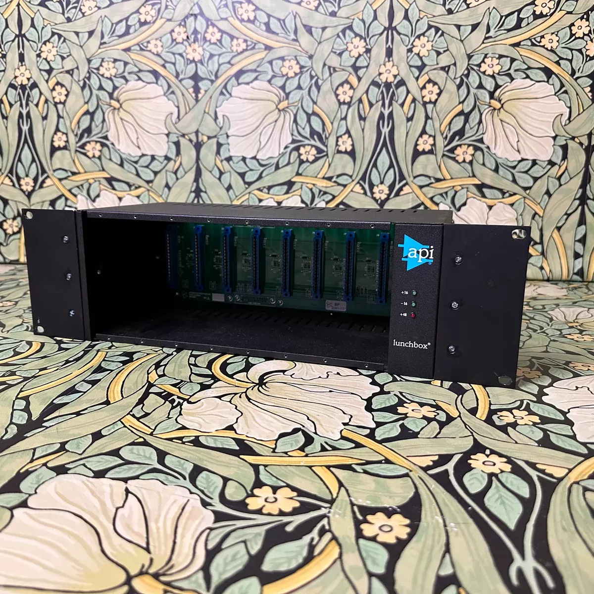 API 8P 8-Slot 500 series Lunchbox and Power Supply