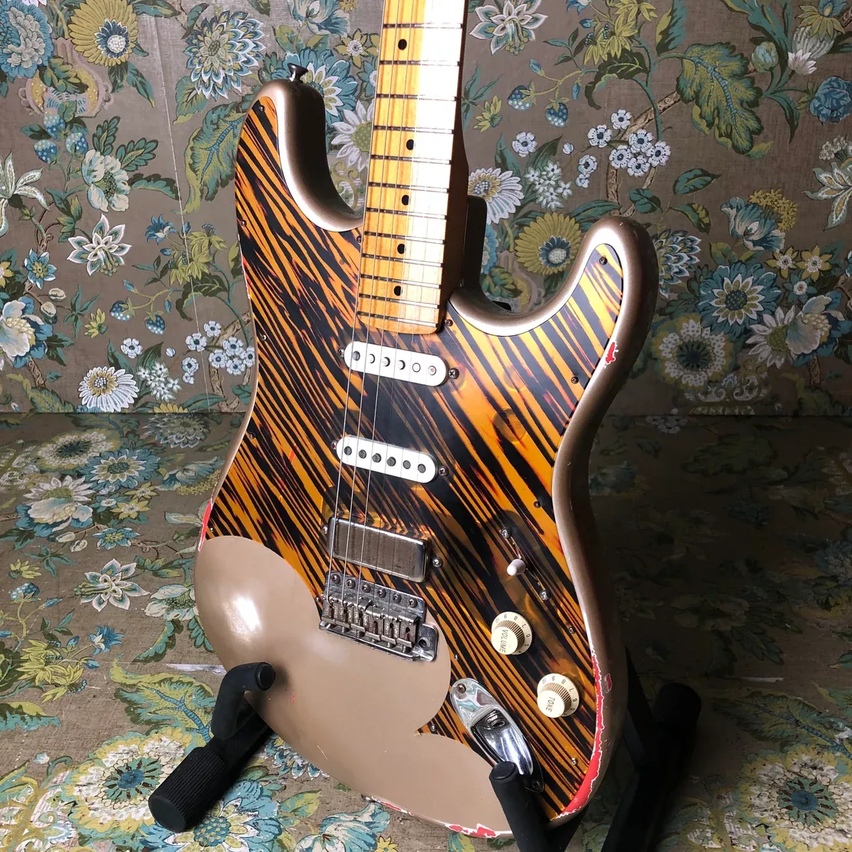 lucky-town-customs-strat-2016-w-planksound-custom-tigerstripe-pickguard Lucky Town Customs Strat 2016 w/ Planksound Custom Tigerstripe Pickguard