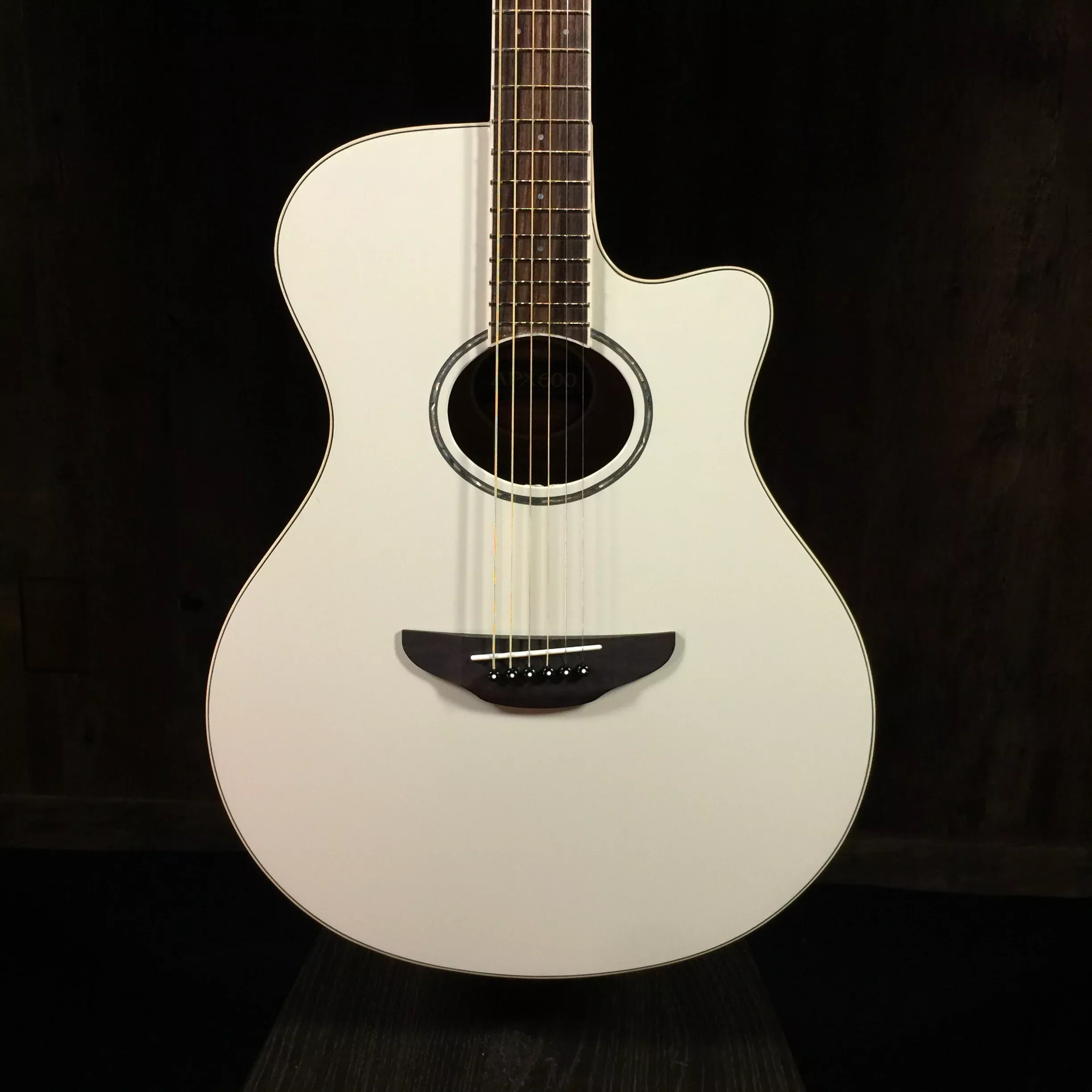 yamaha-apx600-vintage-white Yamaha APX600 Vintage White